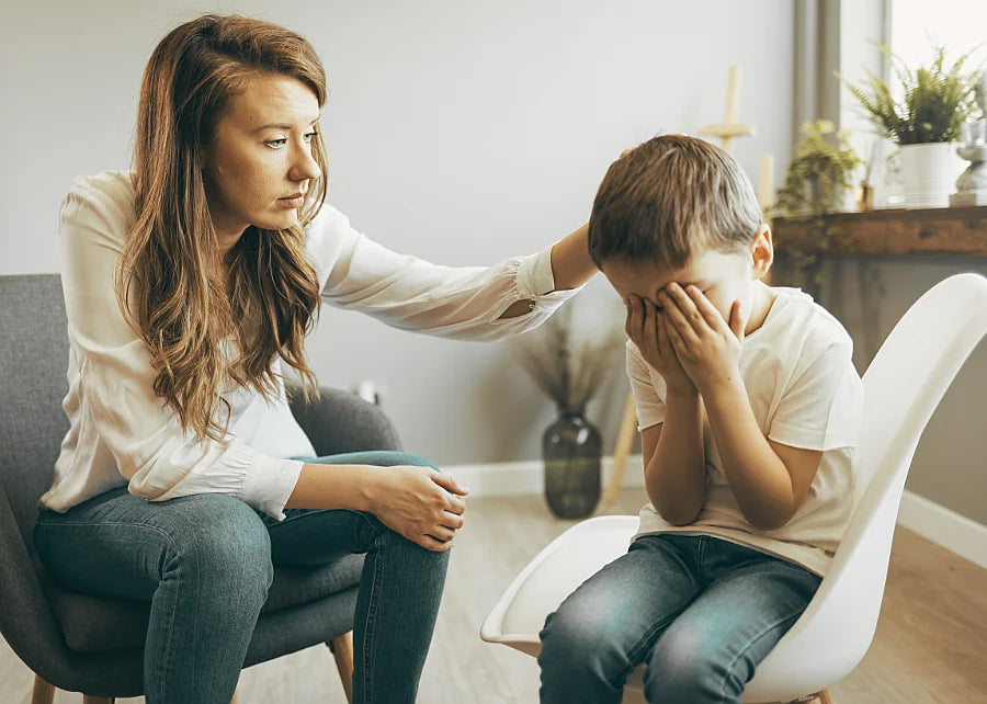 Madre acompañando a su hijo durante una rabieta intensa en casa