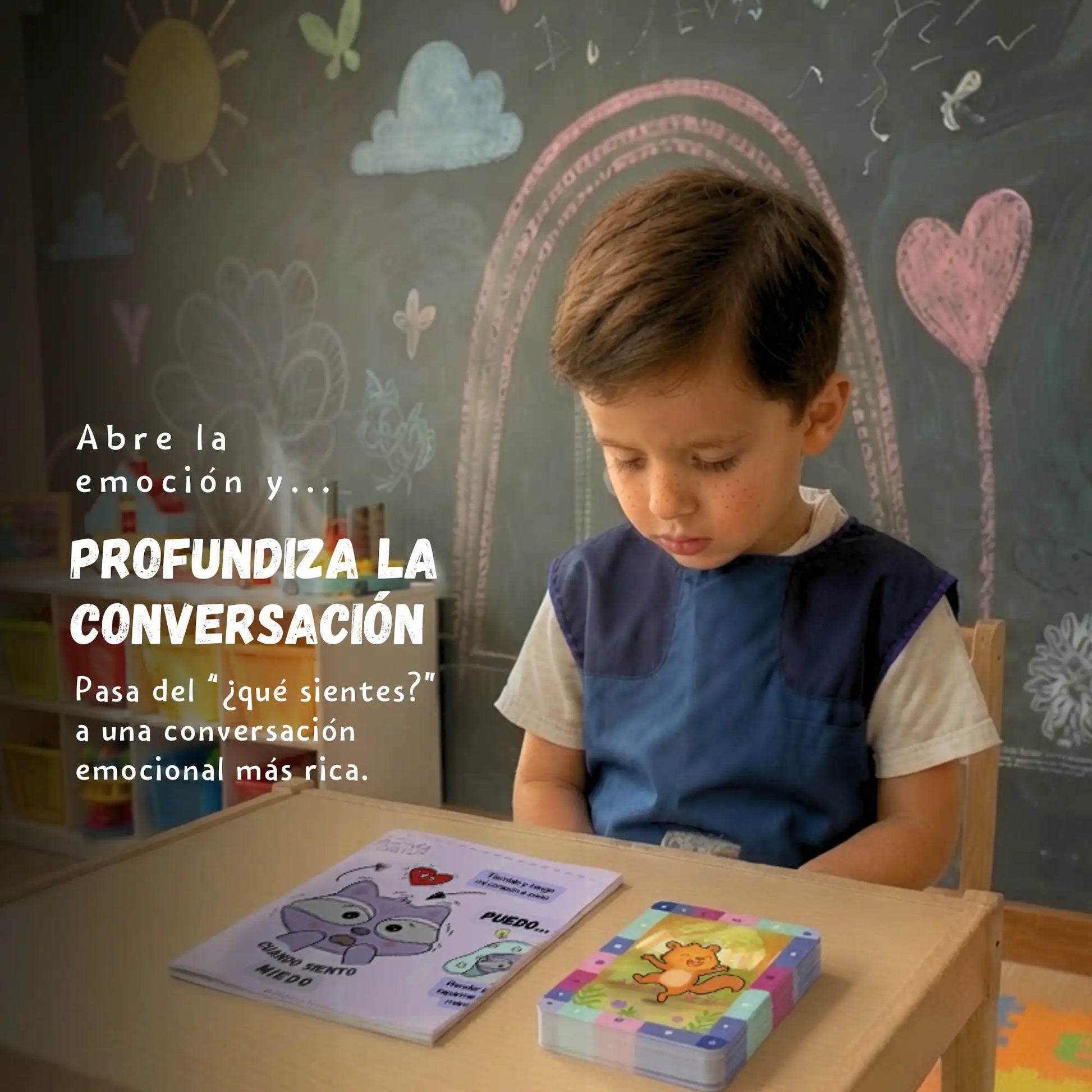 Niño utilizando un juego de emociones para profundizar la conversación emocional